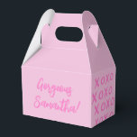 Prachtige Vriendennaam XOXO roze Schattigee Favori Bedankdoosjes<br><div class="desc">Vier je vriendschap met de Custom Name Gorgeous Friend XOXO Pink Schattige Favoriet Box! Met een charmant roze ontwerp en een gepersonaliseerde naam,  is deze schattige gunstbox ideaal voor feestelijke traktaties of doordachte geschenken voor uw besties. Geweldig voor uitjes in het weekend van het meisje,  Galentijnsdag,  vrijgezellenfeesten of vrijgezellenfeesten.</div>