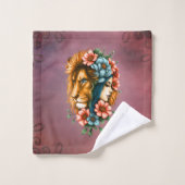 Prachtige vrouw wiens lange, vloeiende haar bad handdoek (Wasdoekje)