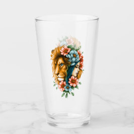 Prachtige vrouw wiens lange, vloeiende haar glas