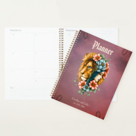 Prachtige vrouw wiens lange, vloeiende haar planner