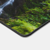 Prachtige waterval met zonlicht gloed bureaumat (Hoek)