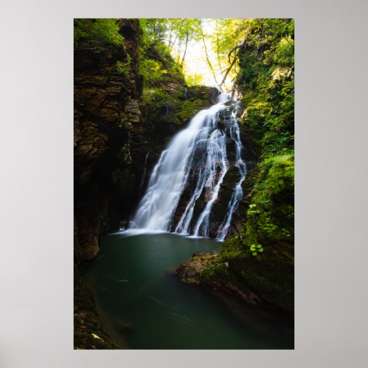 Prachtige waterval met zonlicht gloed poster (Voorkant)
