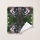 Prachtige wilde wasbeer op het bos bad handdoek (Wasdoekje)