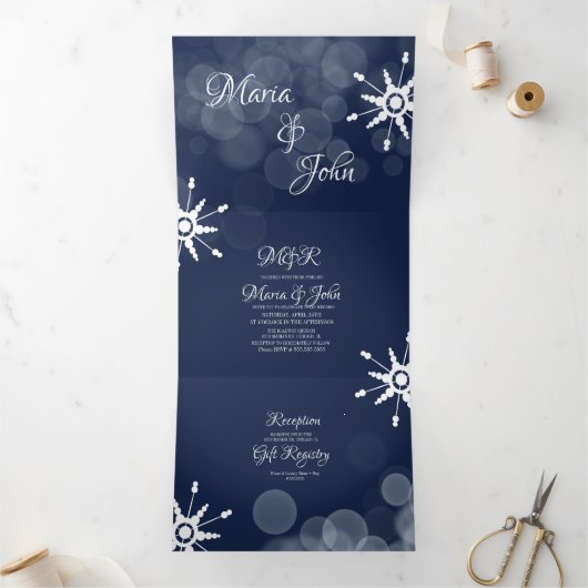 Prachtige Winter Wedding Snowflakes Bokeh Lights Drieluik Uitnodiging (Binnen)