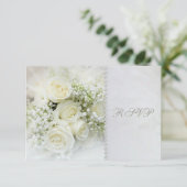Prachtige witte rozen Huwelijks RSVP Uitnodiging (Staand voorkant)