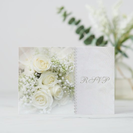 Prachtige witte rozen Huwelijks RSVP Uitnodiging (Staand voorkant)