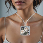 Prachtige witte rozen met gouden details zilver vergulden ketting<br><div class="desc">Voor romantici,  roos liefhebbers,  trouwparen,  huwelijksfeesten,  verjaardagen of andere gelegenheden. En natuurlijk "gewoon zo"! De prachtige rozen werden gemaakt met kunstmatige intelligentie op basis van een van mijn foto's. Geweldig cadeauidee!</div>