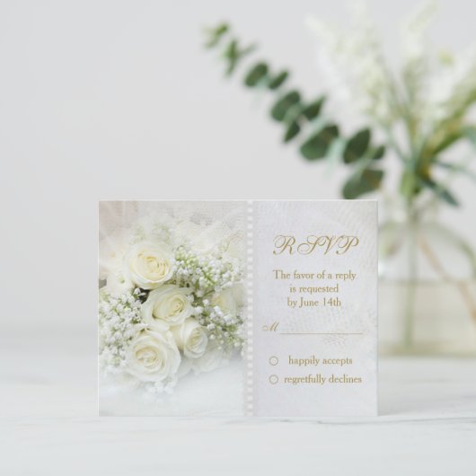 Prachtige witte rozen Wedding RSVP Uitnodiging (Staand voorkant)