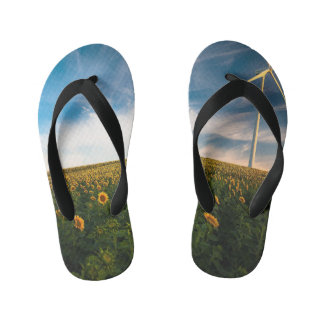 prachtige zonnebloemen met een wolkenblauwe hemel kinder teenslippers