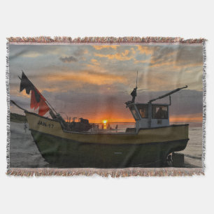 Prachtige zonsondergang over het zee en een visser deken