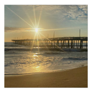 Prachtige zonsopgang bij Virginia Beach Pier - Sun Perfect Poster