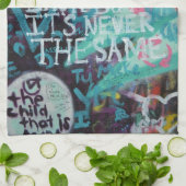 Prague Graffiti Theedoek (Gevouwen)