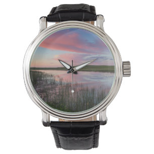 Prairie Pond reflecteert briljante zonnewolken Horloge