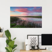 Prairie Pond reflecteert briljante zonnewolken Poster (Thuiskantoor)