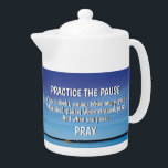 PRAKTIJK DE PAUZE BEELD Christelijk Inspirerend Theepot<br><div class="desc">Hoe kan PRAKTICE het PAUZE beter dan een beker van je favoriete warme drank? Achtergrond afbeelding is van een kalmerende scène van een blauwe hemel en nog blauw water, met het vers van de Schrift van 1 Thessaliërs 5:17 - Pray zonder ophouden (d.w.z. tijd maken om door de dag te...</div>