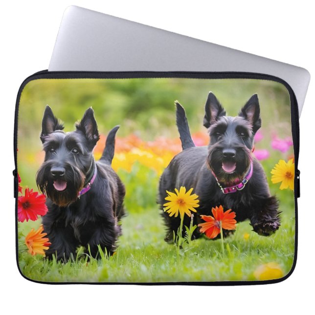 Prancing Schotse Terriers in gras en bloemen Laptop Sleeve (Voorkant)