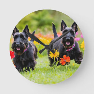 Prancing Schotse Terriers in gras en bloemen Ronde Klok