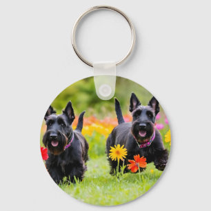 Prancing Schotse Terriers in gras en bloemen Sleutelhanger