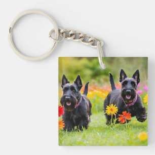 Prancing Schotse Terriers in gras en bloemen Sleutelhanger