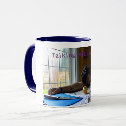 Praten met een ui-Mok Mok (Voorkant links)