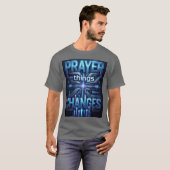 Prayer Changes Things – Futuristic Cross T-Shirt (Voorkant volledig)