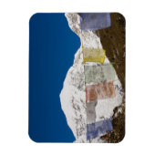 Prayer vlaggen en de berg Jhomolhari, Bhutan. Magneet (Verticaal)