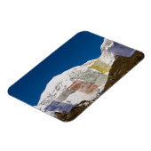 Prayer vlaggen en de berg Jhomolhari, Bhutan. Magneet (Linkerzijde)