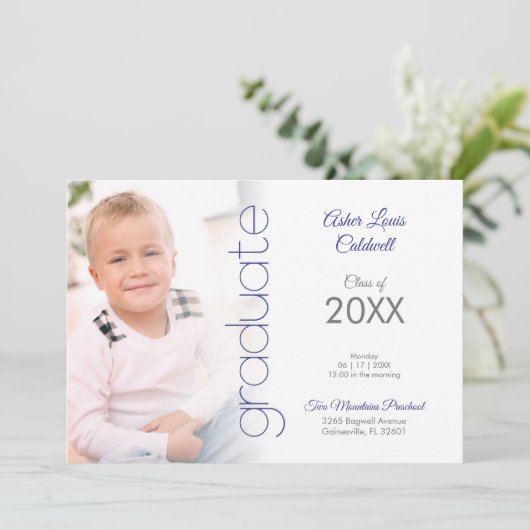 Pre-K Afstudeerder minimalistisch blauw Details Fo (Staand voorkant)