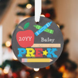 Pre-K Preschool Keepomwille Chalkboard Colorful Ornament<br><div class="desc">Deze pre-K versiering kenmerkt een appel, een heerser, een krijt en gewaagde, kleurrijke leuke typografie! Klik de aanpassingsknoop voor meer opties om de tekst te wijzigen! De variaties van dit ontwerp, extra kleuren, evenals de coördinerende producten zijn beschikbaar in onze winkel, zazzle.com/store/doodlelulu. Neem contact met ons op als je dit...</div>