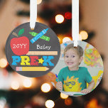 Pre-K Preschool Keepomwille Chalkboard Colorful Ph Ornament<br><div class="desc">Deze foto pre-K versiering kenmerkt een appel, een heerser, een krijt en gewaagde, kleurrijke leuke typografie! Klik de aanpassingsknoop voor meer opties om de tekst te wijzigen! De variaties van dit ontwerp, extra kleuren, evenals de coördinerende producten zijn beschikbaar in onze winkel, zazzle.com/store/doodlelulu. Neem contact met ons op als je...</div>