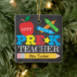 Pre-K Preschool leraar Keepomwille Bright Chalkboa Keramisch Ornament<br><div class="desc">Het vormgeving van de predikleraar voor sierdoeleinden is voorzien van een appel, een potlood, een vette, kleurrijke leuke typografie! Klik de aanpassingsknoop voor meer opties om de tekst te wijzigen! De variaties van dit ontwerp, extra kleuren, evenals de coördinerende producten zijn beschikbaar in onze winkel, zazzle.com/store/doodlelulu. Neem contact met ons...</div>