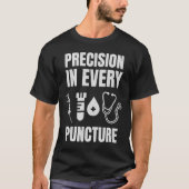 Precisie in elke punctie grappige flebotomist t-shirt (Voorkant)