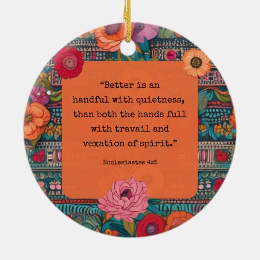 Prediker 4:6 KJV vers Rustigheid Floral Boho Keramisch Ornament (Achterkant)