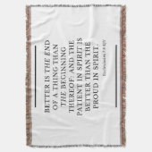 Prediker 7:8 Bijbelvers citaat KJV Deken (Voorkant Verticaal)
