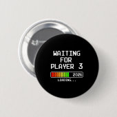 Pregnancy Announcement 2026 Waiting For Player 3 D Ronde Button 5,7 Cm (Voorkant /achterkant)