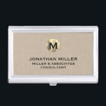 Premium Beige Linen Gold Monogram Visitekaarthouder<br><div class="desc">Show van uw stijl en verfijning met dit hoesje van premiumbeige linnen visitekaartje met een luxe gouden monogram. Dit hoesje is een geborsteld goudmedaillon met jouw naam bedrijf en titel in klassieke bloktypografie. Het is een geweldige manier om je visitekaartjes te organiseren en te beschermen. De beige achtergrond van linnen...</div>