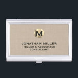 Premium Beige Linen Gold Monogram Visitekaarthouder<br><div class="desc">Show van uw stijl en verfijning met dit hoesje van premiumbeige linnen visitekaartje met een luxe gouden monogram. Dit hoesje is een geborsteld goudmedaillon met jouw naam bedrijf en titel in klassieke bloktypografie. Het is een geweldige manier om je visitekaartjes te organiseren en te beschermen. De beige achtergrond van linnen...</div>