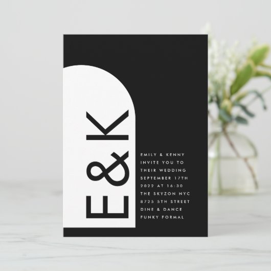 Premium Black Modern Monogram Boho Arch Wedding Kaart (Staand voorkant)