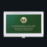 Premium - groen leder Gold-monogram Visitekaarthouder<br><div class="desc">Show van uw stijl en verfijning met dit hoogwaardige groene leder, een visitekaartje hoesje met een luxe gouden monogram. Dit hoesje is een geborsteld goudmedaillon met jouw naam bedrijf en titel in klassieke bloktypografie. Het is een geweldige manier om je visitekaartjes te organiseren en te beschermen. De groene lederen achtergrond...</div>