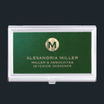 Premium - groen leder Gold-monogram Visitekaarthouder<br><div class="desc">Show van uw stijl en verfijning met dit hoogwaardige groene leder, een visitekaartje hoesje met een luxe gouden monogram. Dit hoesje is een geborsteld goudmedaillon met jouw naam bedrijf en titel in klassieke bloktypografie. Het is een geweldige manier om je visitekaartjes te organiseren en te beschermen. De groene lederen achtergrond...</div>