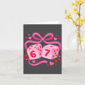 Preppy 67 Valentijnsdag Zes Zeven Dobbelstenen 6 7 Kaart (Gele Bloem)