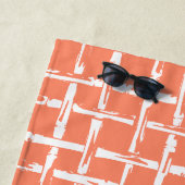 Preppy Bamboo – Koraal Kust Monogram Strandlaken (In situ)