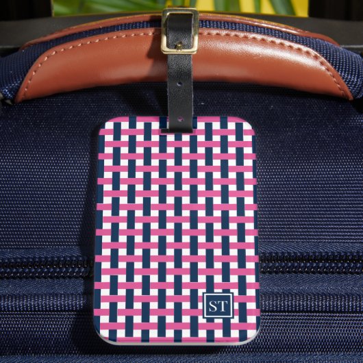 Preppy Basket Weave – Navy & Hot Pink Monogram Bagagelabel (Voorkant Insitu 2)