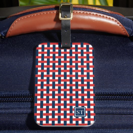 Preppy Basket Weave – Navy & Rode Monogram Bagagelabel (Voorkant Insitu 2)