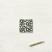 Preppy Black Neon Green Hippie Flower Pattern Post-it® Notes (Op bureau)