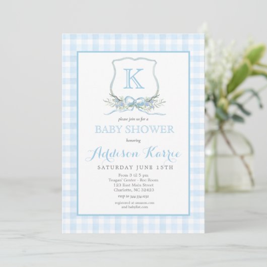 Preppy Blue Gingham Crest Baby shower uitnodiging (Staand voorkant)