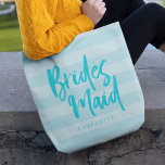 Preppy Blue Stripes Brush Bridesmaid Tote Bag<br><div class="desc">De gepersonaliseerde canvas tas Bridesmaid die het woord "Bridesmaid"in trendy borstelmanuscript tegen een preppy blauwe strepen achtergrond kenmerkt die voor uw bruidsmeisje perfect is om haar punten te dragen. Bekijk hier de bijpassende make-uptas https://www.zazzle.com/preppy_blue_stripes_brush_script_bridesmaid_makeup_bag-223509437047049384?rf=238364477188679314 en pas deze aan door de plaatsaanduidingstekst te vervangen. Klik op de knop "Aanpassen" voor meer...</div>