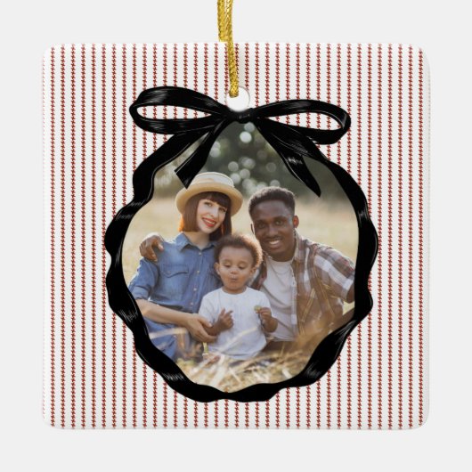 Preppy Bow Lijst Crimson Foto Keramisch Ornament (Voorkant)