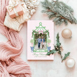 Preppy Chinoiserie Christmas Pagoda Monogram Feestdagenkaart<br><div class="desc">Dit kerstornament heeft een Preppy Chinoiserie-ontwerp met een groen bamboe pagode-lijst met een kerstswag met een roze strik en twee topiaries in Chinoiserie-potten. U kunt het jaar en uw foto personaliseren met een naam.</div>