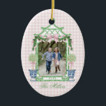 Preppy Chinoiserie Christmas Pagoda Monogram Keramisch Ornament<br><div class="desc">Dit kerstornament heeft een Preppy Chinoiserie-ontwerp met een groen bamboe pagode-lijst met een kerstswag met een roze strik en twee topiaries in Chinoiserie-potten. U kunt het jaar en uw foto personaliseren met een naam.</div>